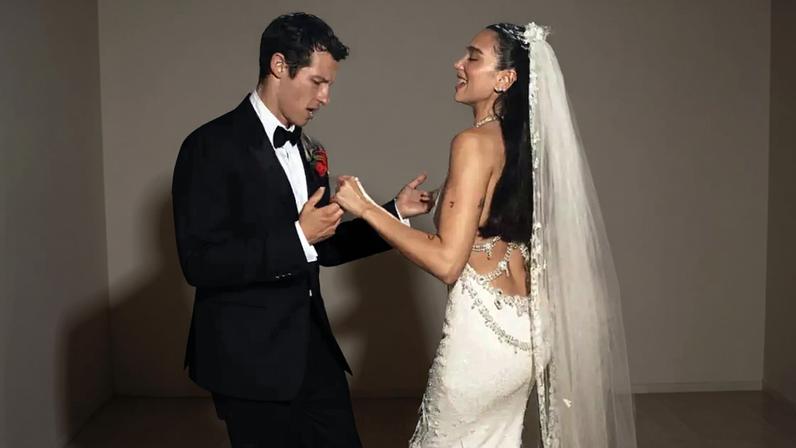 Dua Lipa se casou com um vestido exclusivo da Chanel, enquanto o marido usou um terno customizado da Louis Vuitton