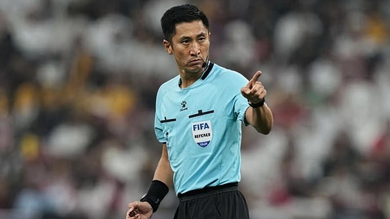 Sem time em campo, torcedores chineses apostam no árbitro da Copa do Mundo