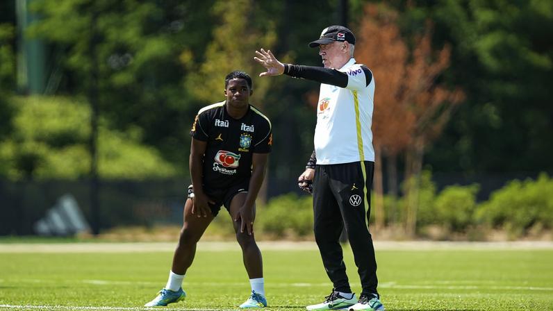 Endrick e Ancelotti - Treino Seleção Brasileira - Copa do Mundo — Foto: Rafael Ribeiro/CBF