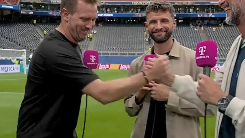 Klopp (à direita) e Nagelsmann (à esquerda) se encontram após polêmica do ex-técnico do Liverpool. Entre eles, Thomas Müller.