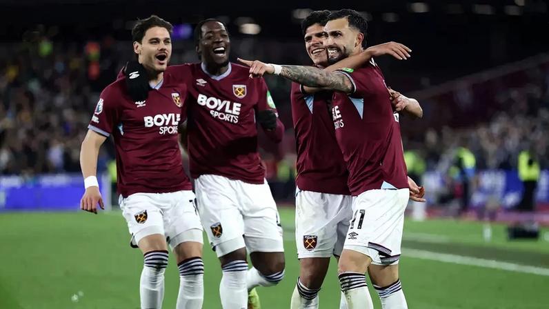 Jogadores do West Ham comemoram gol contra o Wolverhampton, pela Premier League