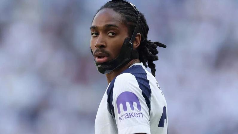 Djed Spence, lateral da Seleção Inglesa, em partida com o Tottenham, usando máscara após fratura na mandíbula