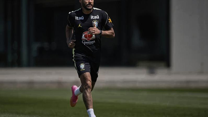 Neymar treinou com bola na Seleção Brasileira pela primeira vez –