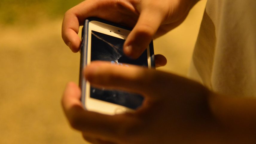 Jovem usando celular