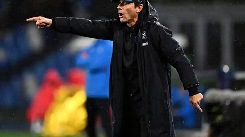 Antonio Conte não conseguiu ter regularidade, pesar do título da Supercopa da Itália –