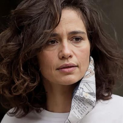 Nanda Costa publica fotos com diretora após jantar romântico