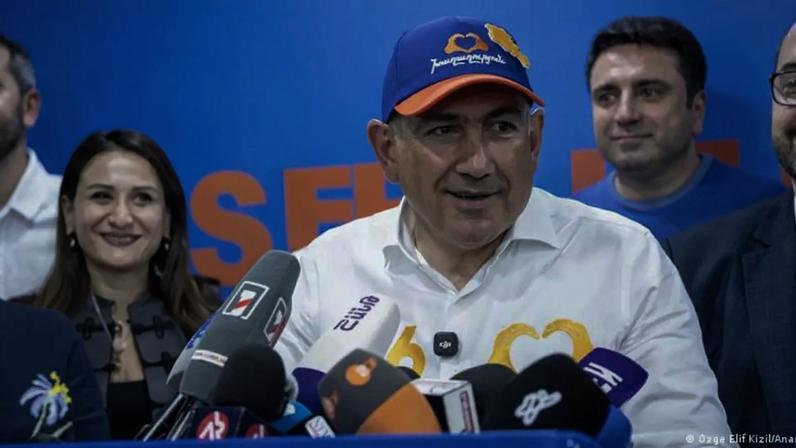 Primeiro-ministro da Armênia, Nikol Pashinyan, celebra a vitória na eleição