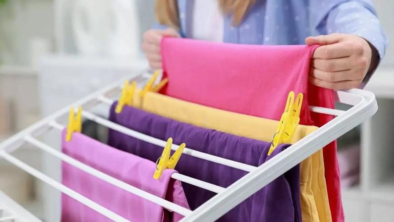 Descubra estratégias inteligentes para fazer a roupa secar mais rápido dentro de casa e livre