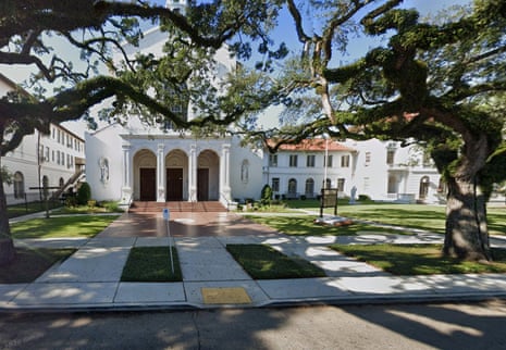 Igreja na Louisiana lembra vítimas de abuso após orações para padre condenado