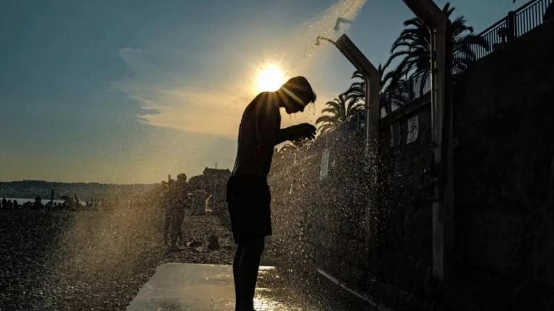 Autoridades sanitárias alertam para riscos à saúde de idosos, crianças e vulneráveis, mas também jovens, que devem evitar exercícios físicos sob altas temperaturas.