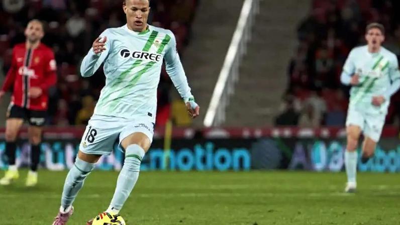 Deossa (dir.) marca Vini Jr em jogo do Campeonato Espanhol –