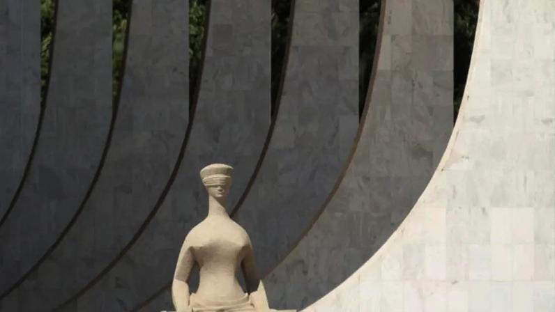 Escultura 'A Justiça' do artista plastico Alfredo Ceschiatti em frente ao Tribunal Superior Eleitoral