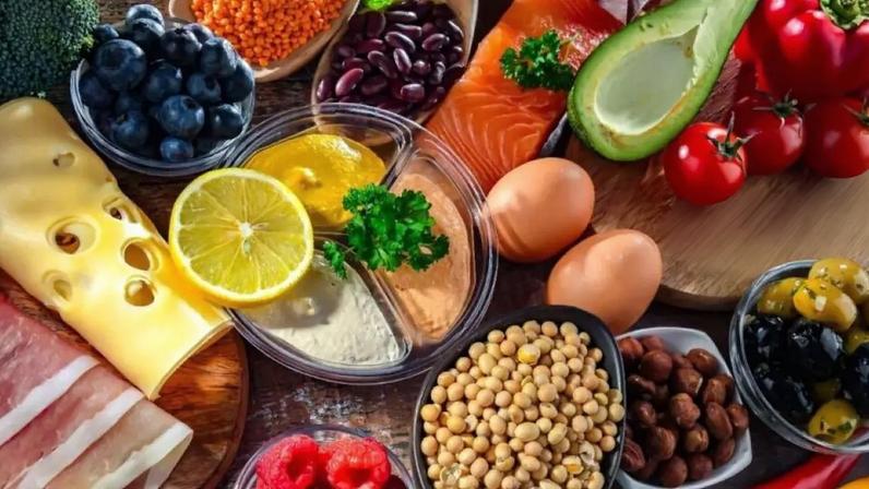Atum, lentilha e iogurte grego estão entre os alimentos ricos em proteína que podem variar o cardápio