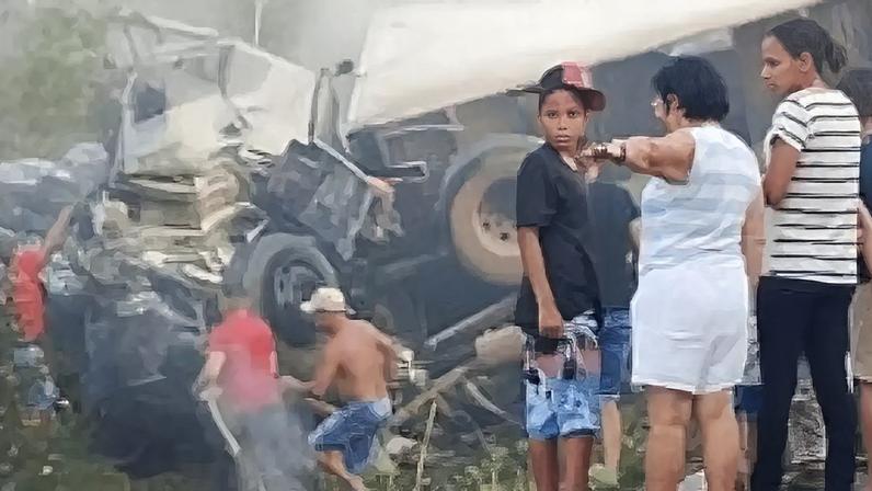 Acidente na BR 116, em Santa Terezinha (BA).