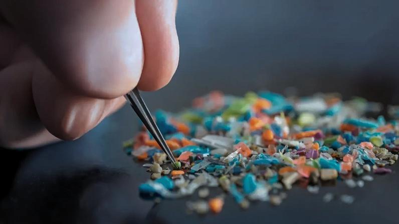 Microplásticos na rotina de beleza presentes em cosméticos de uso diário