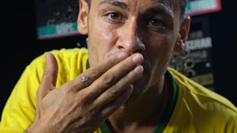 Cantor usou um "gif" do camisa 10 mandando beijo.