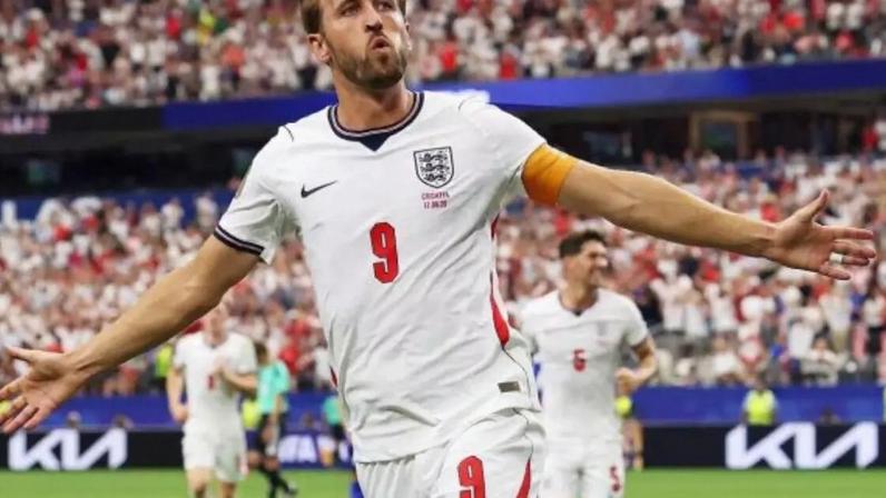 Kane celebra um de seus dois gols na vitória por 4 a 2 sobre a Croácia. Ao seu lado, Bellingham, autor do terceiro gol da seleção inglesa.