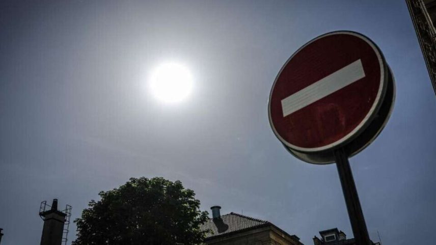 Esta fotografia, tirada em Paris, mostra o sol brilhando acima de uma placa durante a onda de calor precoce. Em 25 de maio de 2026.