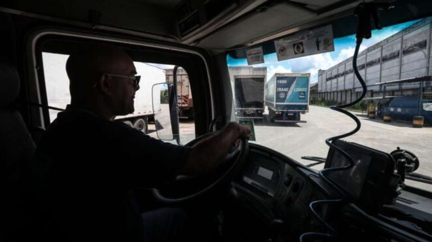 Setor de serviços operava em abril em patamar 0,3% aquém do recorde, visto em outubro de 2025