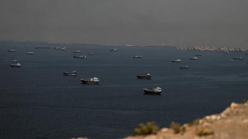 Embarcações no Estreito de Ormuz, vistas de Omã em 18 de junho de 2026.