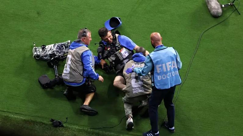 Cameraman recebe atenção de colegas após ser atingido por Khusanov e Luis Díaz, na partida entre Uzbequistão e Colômbia, pela Copa do Mundo de 2026