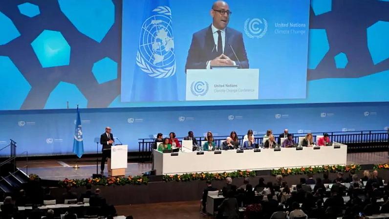 Secretário-geral da Convenção Quadro das Mudanças Climáticas da ONU (UNFCCC), Simon Stiell, discursa na abertura da conferência em Bonn, na Alemanha. (03/06/2024)