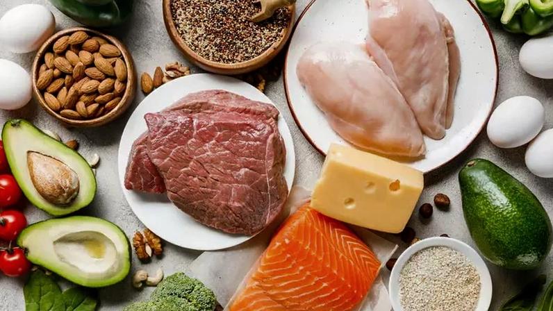 Um estudo publicado em 8 de junho de 2026 no periódico Critical Reviews in Food Science and Nutrition traz uma leitura mais cautelosa sobre dietas hiperproteícas – depositphotos.com / AntonMatyukha
