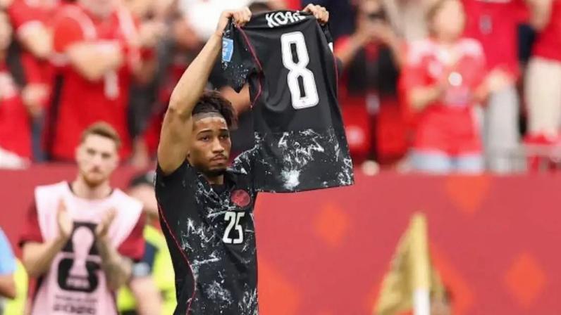 Ismael Kone #8 of Canada acena para o público ao deixar o camp após sofrer fratura na perna esquerda durante a partida –