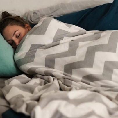 O que significa dormir apenas coberto