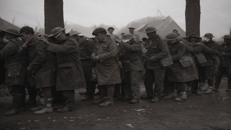 Tropas britânicas cegadas por gás venenoso durante a Batalha de Estaires, 1918