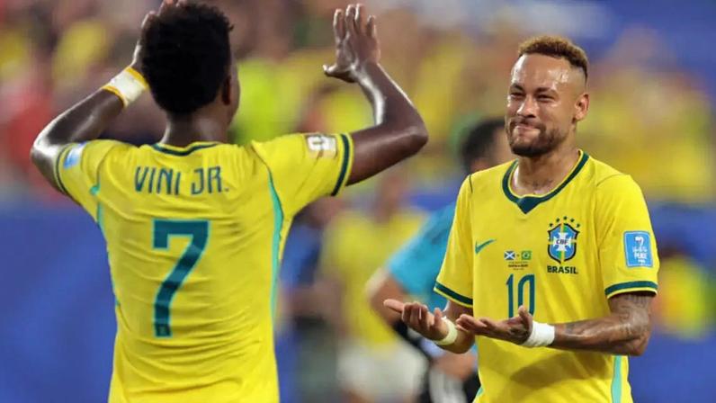 Vinícius Jr. e Neymar comemoram a vitória que garantiu ao Brasil liderança do grupo C na Copa do Mundo.