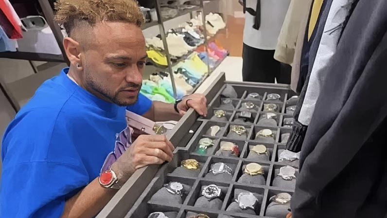 Neymar mostra relógios que levará para a Copa do Mundo
