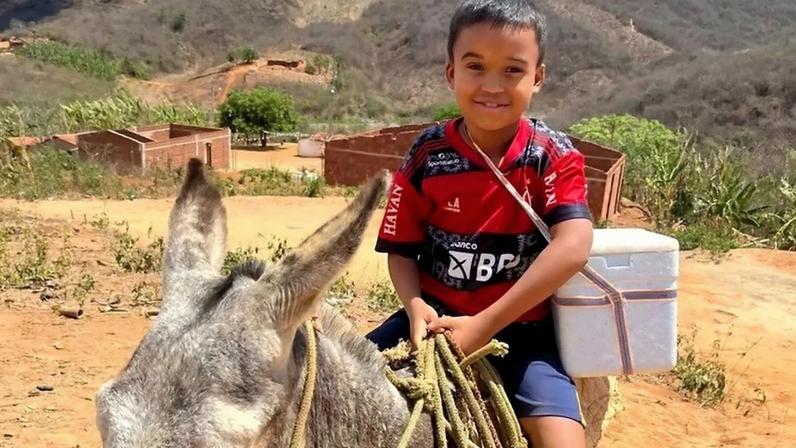 Elvis o vendedor de geladinho em cima do seu jumento