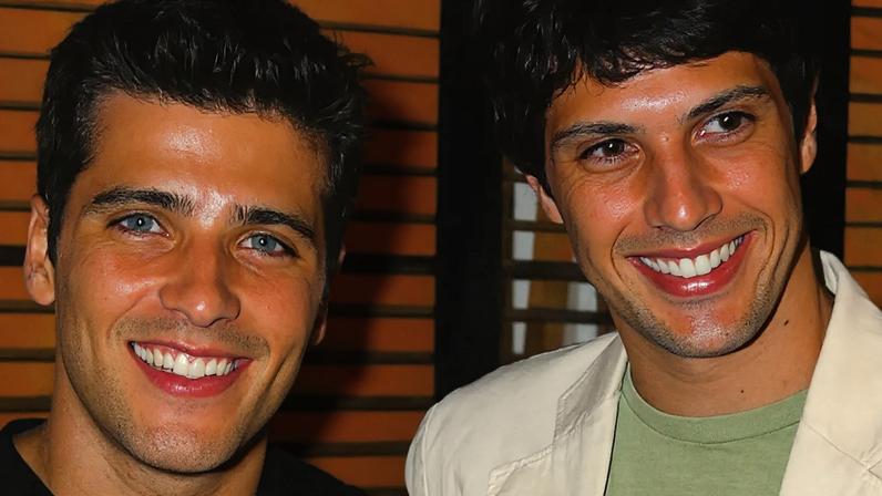 Bruno Gagliasso e Gustavo Leão nos bastidores da novela 'Paraíso Tropical', em 2007.