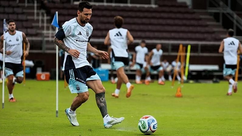 Messi durante treinamento da seleção da Argentina nos Estados Unidos