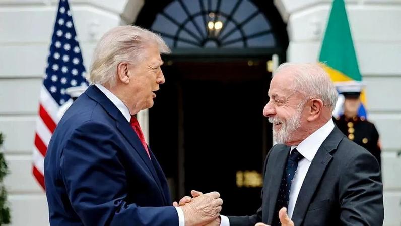 Trump e Lula apertam as mãos