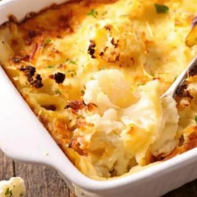 Couve-flor gratinada proteica e cremosa, perfeita para o dia a dia