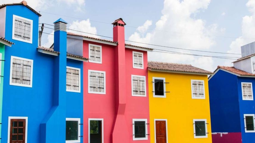Ambientes coloridos e cheios de personalidade substituem a padronização dos tons neutros