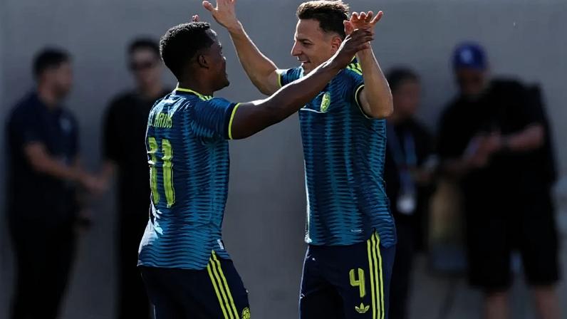Jogadores se cumprimentam antes do jogo entre Colômbia e Jordânia.