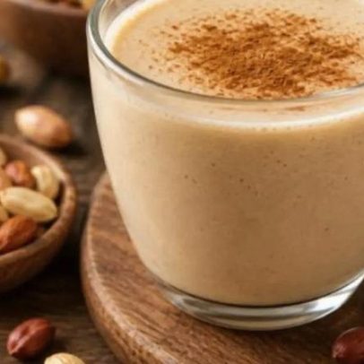 Chá de amendoim cremoso é bebida saudável sem açúcar e fácil de preparar