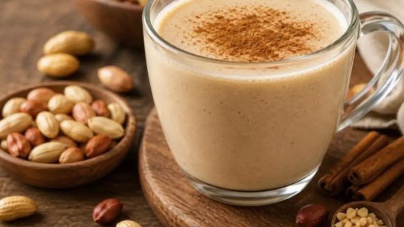 Chá de amendoim cremoso é bebida saudável sem açúcar e fácil de preparar