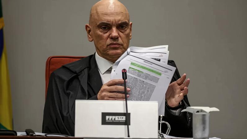 Alexandre de Moraes dá 24h para defesa de Bolsonaro se manifestar sobre arma