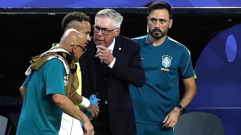 Carlo Ancelotti orienta Neymar nates mandá-lo a campo contra a Escócia.