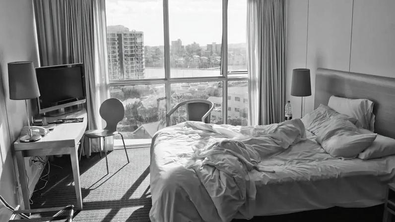Deixar a cama aberta por algumas horas ajuda a ventilar os tecidos, reduzindo a umidade que favorece a sobrevivência de ácaros da poeira – depositphotos.com / jovannig