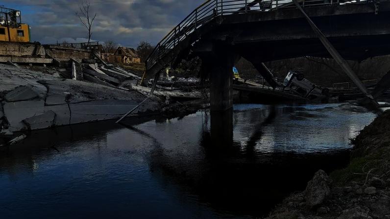 A guerra com drones na Ucrânia acaba de resolver uma antiga obsessão militar: como explodir uma ponte sem toneladas de bombas.