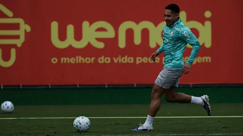 Vitor Roque durante treinamentos do Palmeiras na temporada –