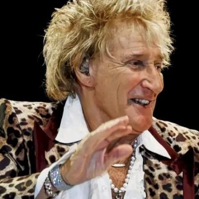 Rod Stewart precisa de tanque de oxigênio após quase desmaiar no palco
