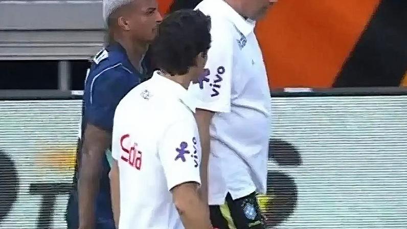 Raphinha lamenta situação de Wesley –