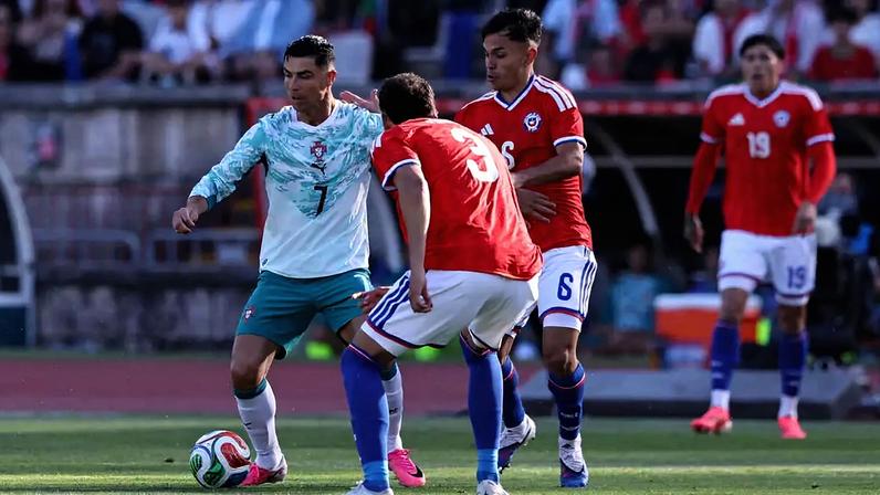 Gonçalo Guedes comemora com Diogo Dalot após marcar o primeiro gol do amistoso entre Portugal e Chile