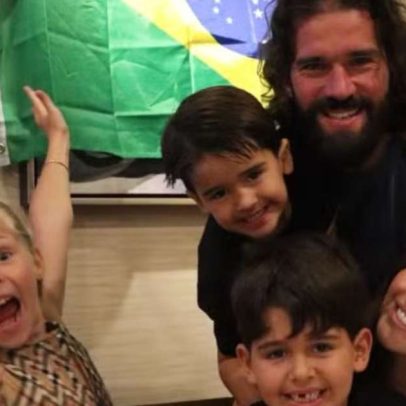 Alisson Becker aparece com os três filhos em aniversário nos EUA